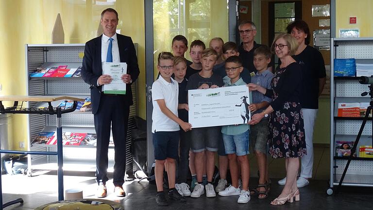 Das Foto zeigt (von links) Schulleiter Achim Höfle mit den Jungforschern von „Jugend forscht“ bei der Übergabe ihres Preisgeldes für den 2. Forscherpreis beim Schulwettbewerb „Echt kuh-l!“ mit ihrem Lehrer Matthias Mann, Erika Schad von der LSH-Hauswirtschaftsabteilung und der stellvertretenden Landrätin Susanne Knof. Das Foto zeigt (von links) Schulleiter Achim Höfle mit den Jungforschern von „Jugend forscht“ bei der Übergabe ihres Preisgeldes für den 2. Forscherpreis beim Schulwettbewerb „Echt kuh-l!“ mit ihrem Lehrer Matthias Mann, Erika Schad von der LSH-Hauswirtschaftsabteilung und der stellvertretenden Landrätin Susanne Knof.