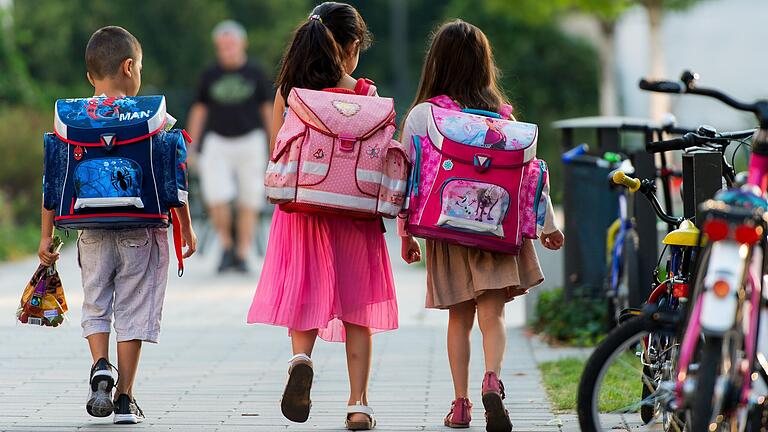 Was können Buben und Mädchen nicht alles entdecken auf dem Weg zur Schule! Kindern, die ständig zum Unterricht gefahren und wieder abgeholt werden, gehen indes wertvolle Erfahrungen verloren. (Symbolbild) Was können Buben und Mädchen nicht alles entdecken auf dem Weg zur Schule! Kindern, die ständig zum Unterricht gefahren und wieder abgeholt werden, gehen indes wertvolle Erfahrungen verloren. (Symbolbild)
