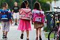 Was können Buben und Mädchen nicht alles entdecken auf dem Weg zur Schule!&nbsp; Kindern, die ständig zum Unterricht gefahren und wieder abgeholt werden, gehen indes wertvolle Erfahrungen verloren. (Symbolbild)