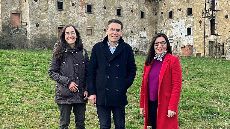 Setzen sich ein für den den Erhalt des Balthasar-Neumann-Baus (von links): Silvia Bitriansatorra und Reinhard Mast vom Interessengemeinschaft „Gutshof Öttershausen“ e.V. mit Landtagsabgeordneter Barbara Becker Setzen sich ein für den den Erhalt des Balthasar-Neumann-Baus (von links): Silvia Bitriansatorra und Reinhard Mast vom Interessengemeinschaft „Gutshof Öttershausen“ e.V. mit Landtagsabgeordneter Barbara Becker