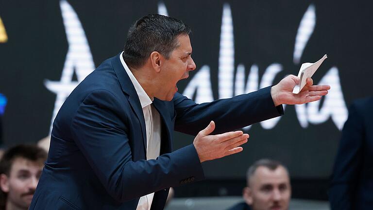 Head-Coach Sasa Filipovski (FIT/One Würzburg Baskets) hofft auf einen Heimsieg seiner Mannschaft gegen die BB Löwen Braunschweig. Head-Coach Sasa Filipovski (FIT/One Würzburg Baskets) hofft auf einen Heimsieg seiner Mannschaft gegen die BB Löwen Braunschweig.