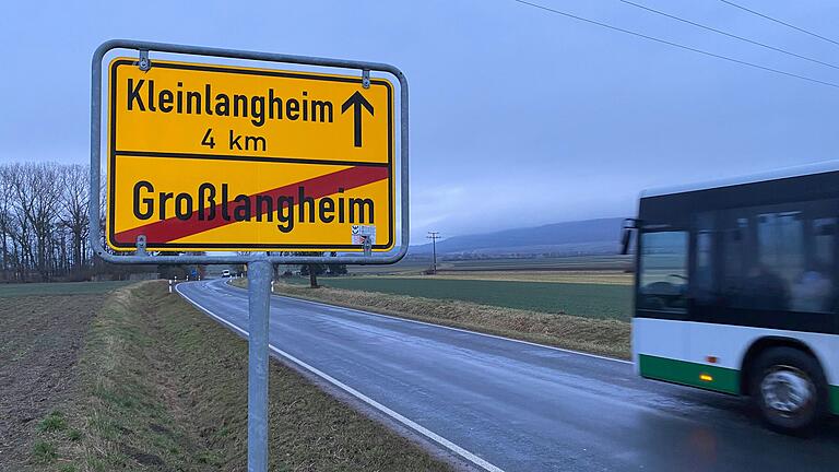 Die Straße zwischen Großlangheim und Kleinlangheim wird voraussichtlich ab dem 24. März für mehrere Wochen gesperrt. Die Straße zwischen Großlangheim und Kleinlangheim wird voraussichtlich ab dem 24. März für mehrere Wochen gesperrt.