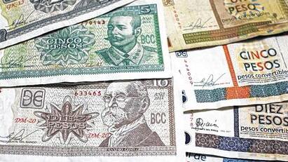 Parallelwährung: Kubanische Pesos und der an den US-Dollar gekoppelte konvertible Peso (CUC) auf einem Haufen. Seit fast 20 Jahren gibt es in dem Staat zwei Währungen.