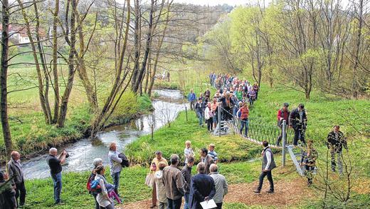 Härtetest: Die über 100 Besucher testeten die Hängebrücke, die über einen Nebenarm des Lohrbaches führt.