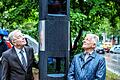 Stadt Stuttgart nimmt Blitzer auf 'Theo' in Betrieb       -  Scharfgeschaltet: Stuttgarts Oberbürgermeister Fritz Kuhn (rechts) nimmt auf der Theodor-Heuss-Straße mit Ordnungsbürgermeister Martin Schairer (links) eine Blitzanlage in Betrieb.