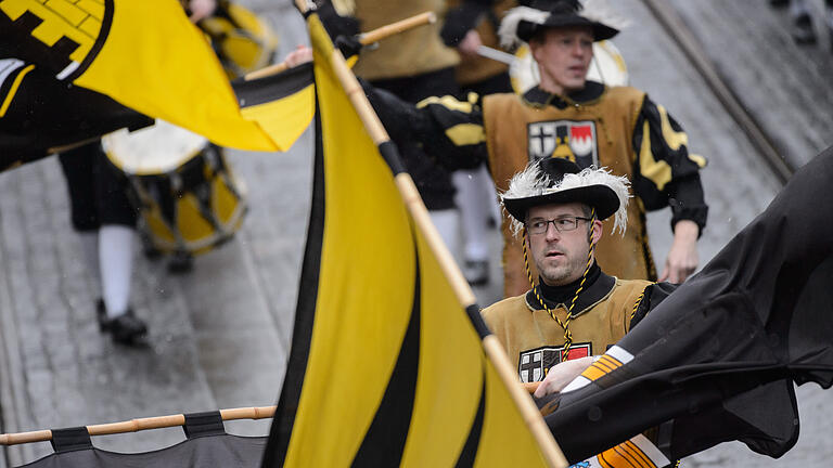 Die Fränkischen Herolde aus Neubrunn ziehen am Sonntag (11.02.2018) beim 64. Faschingszug unter dem Motto „Würzburg blüht auf!“ mit ihrem Fanfarenzug durch die Domstraße in Würzburg. Mit rund 100.000 Zuschauern gilt der Würzbzurger Umzug als der größte Faschingszug in Süddeutschland.