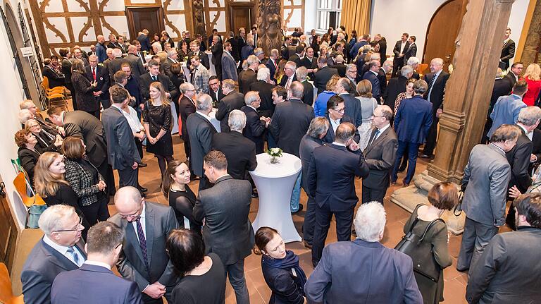 Zahlreiche Ehrengäste aus Politik und Wirtschaft kamen zum Neujahrsempfang der Stadt Schweinfurt in der Rathausdiele.