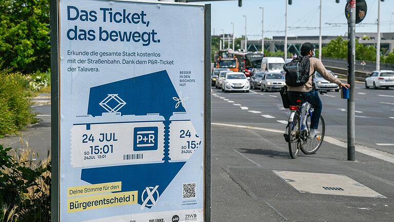 Plakat vom Bürgerentscheid 1 an der Friedensbrücke.