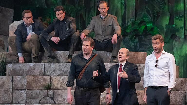 Roland Schreglmann (hinten l-r, als CSU-Generalsekretär Huber), Thomas Unger (als bayerischer Ministerpräsident Söder), Stefan Murr (als stellvertretender bayerischer Ministerpräsidenten Aiwanger), Thomas Limpinsel (vorne l-r, als Wirtschaftsminister Robert Habeck), Nikola Norgauer (als Bundeskanzler Scholz), und Christian Pfeil (als Finanzminister Lindner) beim Singspiel auf dem Nockherberg. Roland Schreglmann (hinten l-r, als CSU-Generalsekretär Huber), Thomas Unger (als bayerischer Ministerpräsident Söder), Stefan Murr (als stellvertretender bayerischer Ministerpräsidenten Aiwanger), Thomas Limpinsel (vorne l-r, als Wirtschaftsminister Robert Habeck), Nikola Norgauer (als Bundeskanzler Scholz), und Christian Pfeil (als Finanzminister Lindner) beim Singspiel auf dem Nockherberg.