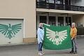 In Ehren gehalten wird das aus dem Jahr 1959 stammende Banner. Im Bild Sigrid Herder und Bernd Götzendörfer.