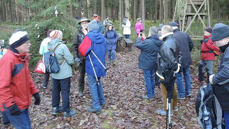 Am höchsten Punkt der Wanderung durch den Stadtwald am Heufurter Kopf wurde an der weihnachtlich geschmückten Fichte eine kurze Rast eingelegt. Am höchsten Punkt der Wanderung durch den Stadtwald am Heufurter Kopf wurde an der weihnachtlich geschmückten Fichte eine kurze Rast eingelegt.