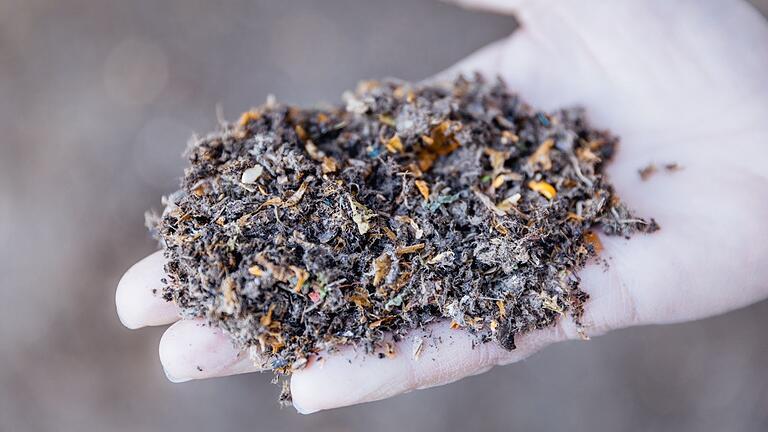Der letzte Rest, ein kleiner Haufen abgesondertes Mikroplastik, wird separiert und in die Müllverbrennungsanlage gebracht. Der letzte Rest, ein kleiner Haufen abgesondertes Mikroplastik, wird separiert und in die Müllverbrennungsanlage gebracht.