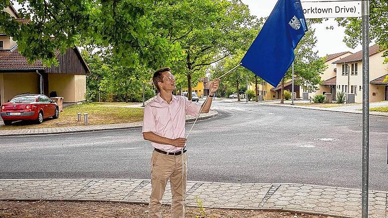 In Yorktown gibt's jetzt eine Montanastraße: OB Sebastian Remelé enthüllt symbolisch ein Schild.