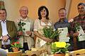 Bei der Mitgliederversammlung des Obst- und Gartenbauvereins Mellrichstadt wurden langjährige Mitglieder geehrt. Im Bild (von links) der Vorsitzende Otto Sum, Wolfgang Taubert, Rosenkönigin Dagmar Spiegel, Wilhelm Sauer und Kurt Landgraf.