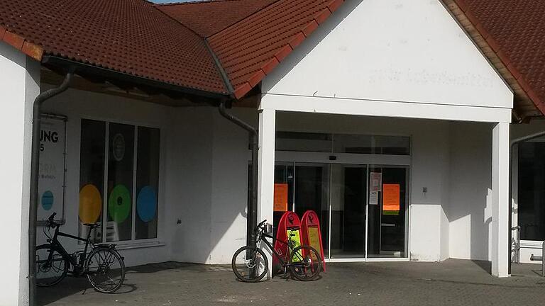 Der Lidl-Markt in der Schweinfurter Straße in Bad Neustadt schließt für einen Neubau Mitte September seine Pforten. Damit die Kunden nicht bis zur Eröffnung des neuen Marktes warten müssen, bezieht der Handelsriese zwischenzeitlich den ehemaligen tegut-Markt in der Hohen Marktstraße in Salz. Der Lidl-Markt in der Schweinfurter Straße in Bad Neustadt schließt für einen Neubau Mitte September seine Pforten. Damit die Kunden nicht bis zur Eröffnung des neuen Marktes warten müssen, bezieht der Handelsriese zwischenzeitlich den ehemaligen tegut-Markt in der Hohen Marktstraße in Salz.