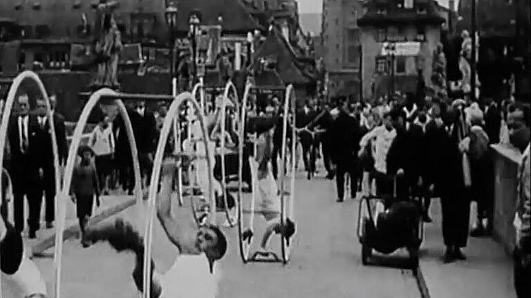 Szene aus dem Würzburg-Film, Teil eins: Turner rollen Mitte der 30er Jahre mit ihren Rhönrädern durch die Domstraße und über die Alte Mainbrücke. Screenshot: MP