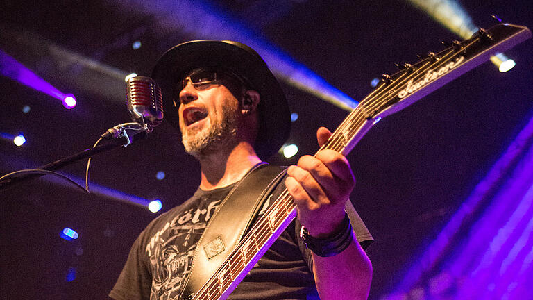 Die Lohrer Stadthalle im Ausnahmezustand. Eine Nacht der harten Klänge mit Betrayal, Burden of Grief, Final Breath und Slingshot