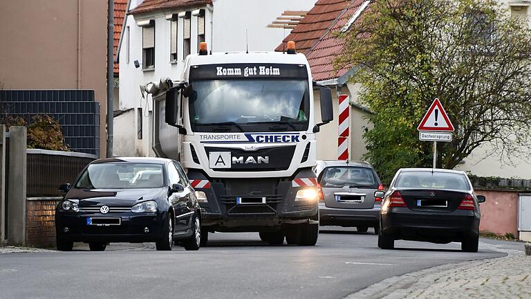 Knetzgaus Bürgermeister ruft zu zivilem Ungehorsam auf. Wenn möglichst viele Autos Lastwagenfahrern in Oberschwappach, Westheim und Knetzgau das Leben schwer machen, könnte es sich vielleicht mancher Brummifahrer überlegen, ob er sich durch die Dörfer quetscht.