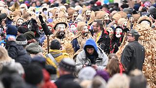 Rhöner Maskenfastnacht       -  Zahlreiche Menschen verfolgen am Sonntag (05.02.23) in Oberelsbach die sogenannte Rhöner Maskenfastnacht. Bei der Maskenfastnacht ziehen die Narren mit handgeschnitzten Masken durch die Straßen des kleinen Ortes im Landkreis Rhön-Grabfeld.