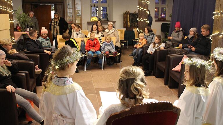 Die Kinder lauschten gespannt der Geschichte, die der Gerolzhöfer Weihnachtsengel Aliya Reichert zum Start der Veranstaltungsreihe Gerolzhöfer Kinderadvent im Alten Rathaus vorlas. Die Kinder lauschten gespannt der Geschichte, die der Gerolzhöfer Weihnachtsengel Aliya Reichert zum Start der Veranstaltungsreihe Gerolzhöfer Kinderadvent im Alten Rathaus vorlas.