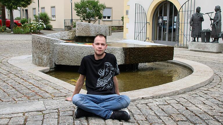 In Obernbreit ist am 30. April der Maibaum auf Maximilian Leßmann gefallen und hat ihn schwer verletzt. Der junge Mann half danach sogar anderen, das Unglück zu verarbeiten. In Obernbreit ist am 30. April der Maibaum auf Maximilian Leßmann gefallen und hat ihn schwer verletzt. Der junge Mann half danach sogar anderen, das Unglück zu verarbeiten.