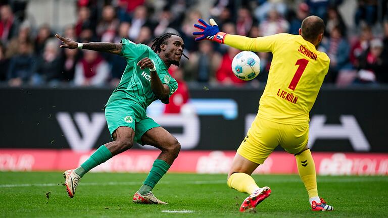 1. FC Köln - SpVgg Greuther Fürth - Futkeu schließt den Konter nicht gut ab. 1. FC Köln - SpVgg Greuther Fürth - Futkeu schließt den Konter nicht gut ab.
