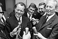 Große Koalition       -  Die erste &bdquo;Groko&rdquo;: CDU-Kanzlerkandidat Kurt Georg Kiesinger und SPD-Chef Willy Brandt besiegeln 1966 das Bündnis aus Union und Sozialdemokraten, die zusammen auf fast 87 Prozent der Stimmen kamen (2021: 50 Prozent).