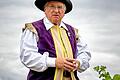Zehntgraf Albert Kestler weiht die Besucher der Sommertour in die Geheimnisse des Weines ein.