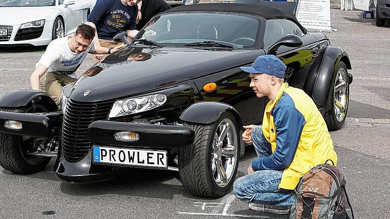 Heiße Flitzer als Blickfang: Die neuesten Automodelle stehen bei der am Freitag beginnenden Autoschau auf dem Volksfestplatz im Mittelpunkt des Interesses. Die Messe ist bis Sonntag geöffnet. Heiße Flitzer als Blickfang: Die neuesten Automodelle stehen bei der am Freitag beginnenden Autoschau auf dem Volksfestplatz im Mittelpunkt des Interesses. Die Messe ist bis Sonntag geöffnet.