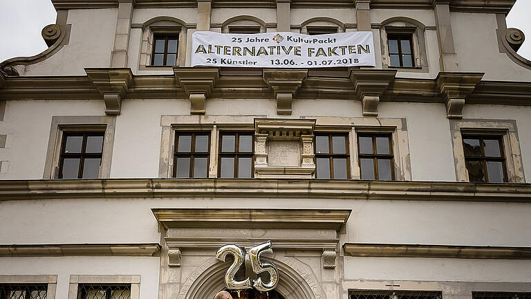 Zum 25. Geburtstag veranstaltet der KulturPackt die Ausstellung 'Alternative Fakten' im Alten Gymnasium. Sie ist bis 1. Juli zu sehen.
