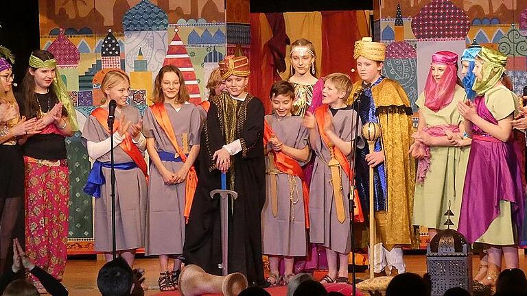 Alle Darsteller des Musicalchors &bdquo;Junge Stimmen&ldquo; erhielten einen riesigen Beifall des begeisterten Publikums.
