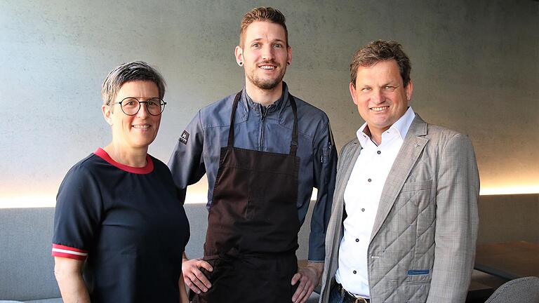 Eva und Ralph Düker freuen sich mit Steffen Szabo (Mitte) über die Eröffnung des Gourmet-Restaurants Weinstock im Romantik-Hotel Zur Schwane in Volkach.