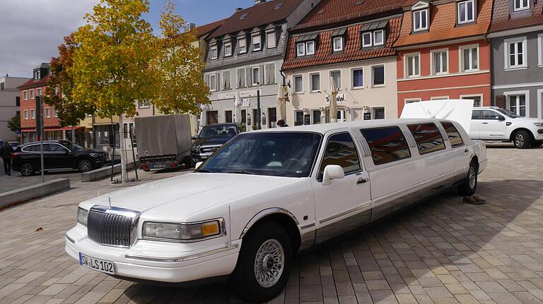 Bitte nicht mit dem Burger vollkleckern: Eine noble Leih-Stretchlimousine war Hingucker auf der Schweinfurter Street Food-Meile. Bitte nicht mit dem Burger vollkleckern: Eine noble Leih-Stretchlimousine war Hingucker auf der Schweinfurter Street Food-Meile.