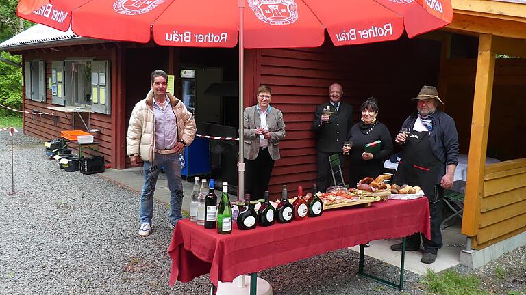 Freude über Wiedereröffnung: Zur Eröffnung des Kiosks am Basaltsee durfte das neue Pächterpaar Franz Josef Dresch und Julia Sabljo (rechts) mit Schwager Gerd Mill (links) die Bürgermeisterin des Marktes Oberelsbach, Birgit Erb, und Landrat Thomas Habermann (Mitte) begrüßen. Der Kiosk ist ab sofort täglich von 10 bis 18 Uhr geöffnet. Freude über Wiedereröffnung: Zur Eröffnung des Kiosks am Basaltsee durfte das neue Pächterpaar Franz Josef Dresch und Julia Sabljo (rechts) mit Schwager Gerd Mill (links) die Bürgermeisterin des Marktes Oberelsbach, Birgit Erb, und Landrat Thomas Habermann (Mitte) begrüßen. Der Kiosk ist ab sofort täglich von 10 bis 18 Uhr geöffnet.