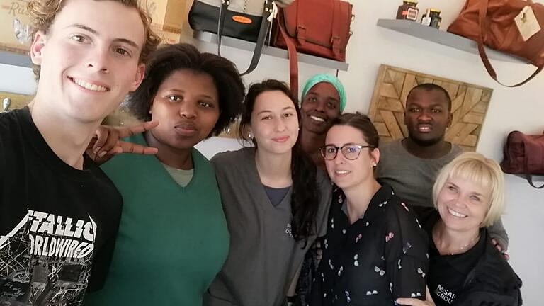 Die Hauptamtlichen des Mosaic Projektes in Port Elizabeth in Südafrika mit den beiden Freiwilligen Nik und Anna bei einem Stadtbummel von links): Nik, Nozi, Shannon, Judy, Anna Riedmann, Bruce und Estelle. Die Hauptamtlichen des Mosaic Projektes in Port Elizabeth in Südafrika mit den beiden Freiwilligen Nik und Anna bei einem Stadtbummel von links): Nik, Nozi, Shannon, Judy, Anna Riedmann, Bruce und Estelle.