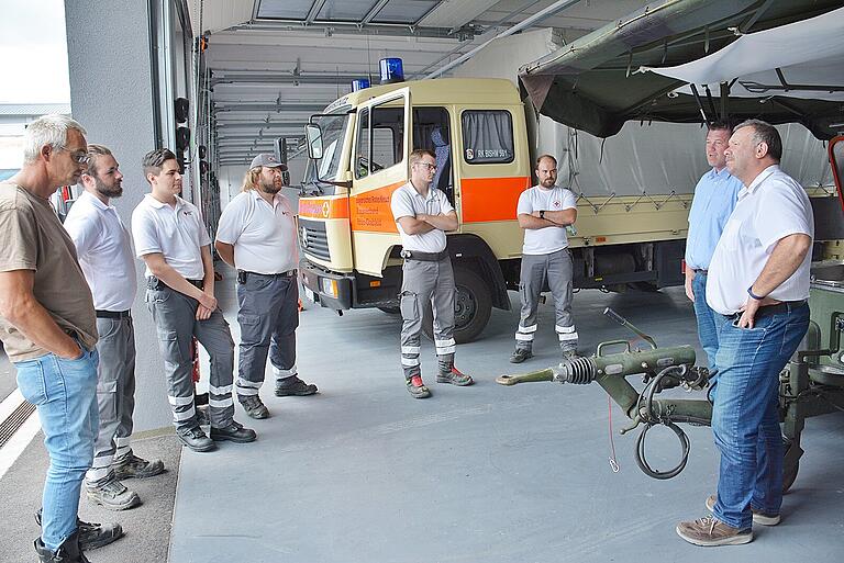 BRK Kreisgeschäftsführer Ralf Baumeister und Kreisbereitschaftsleiter Bernd Roßmanith begrüßten am Dienstagnachmittag die BRK Helfer der SEG-Verpflegung und Betreuung nach ihrem Einsatz in Rheinland Pfalz. BRK Kreisgeschäftsführer Ralf Baumeister und Kreisbereitschaftsleiter Bernd Roßmanith begrüßten am Dienstagnachmittag die BRK Helfer der SEG-Verpflegung und Betreuung nach ihrem Einsatz in Rheinland Pfalz.