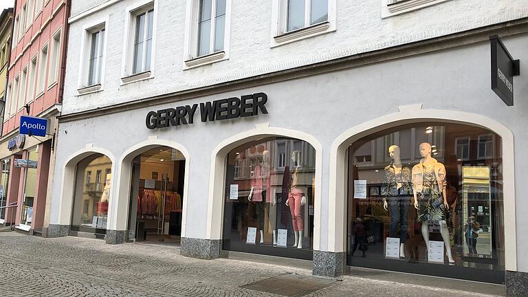 Die Fassade des Gebäudes am Marktplatz, als dort noch Damenmode verkauft wurde. Jetzt wird ein Treppenhaus mit Hauseingang eingebaut. Die Fassade des Gebäudes am Marktplatz, als dort noch Damenmode verkauft wurde. Jetzt wird ein Treppenhaus mit Hauseingang eingebaut.