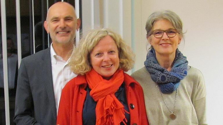 Bei einem Pressegespräch stellte BRK Kreisgeschäftsführer Hubert Kießner das Team der Selbsthilfegruppe für Angehörige von Menschen mit Depressionen, Petra Fuchs vom BRK Rhön-Grabfeld und Heilpraktikerin Eva Schmöger, vor. Bei einem Pressegespräch stellte BRK Kreisgeschäftsführer Hubert Kießner das Team der Selbsthilfegruppe für Angehörige von Menschen mit Depressionen, Petra Fuchs vom BRK Rhön-Grabfeld und Heilpraktikerin Eva Schmöger, vor.