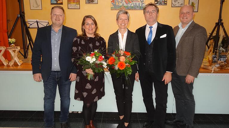 Amtseinführung von Stefanie Mott (Zweite von links) als Rektorin und Claudia Zimmermann (Mitte) als ihrer Stellvertreterin für die Kreuzbergschule Bischofsheim. Glückwünsche gab es vom Personalratsvorsitzender Jürgen Seidenzahl (links), Schulamtsdirektor Klaus Jörg und Bürgermeister Georg Seiffert. Amtseinführung von Stefanie Mott (Zweite von links) als Rektorin und Claudia Zimmermann (Mitte) als ihrer Stellvertreterin für die Kreuzbergschule Bischofsheim. Glückwünsche gab es vom Personalratsvorsitzender Jürgen Seidenzahl (links), Schulamtsdirektor Klaus Jörg und Bürgermeister Georg Seiffert.