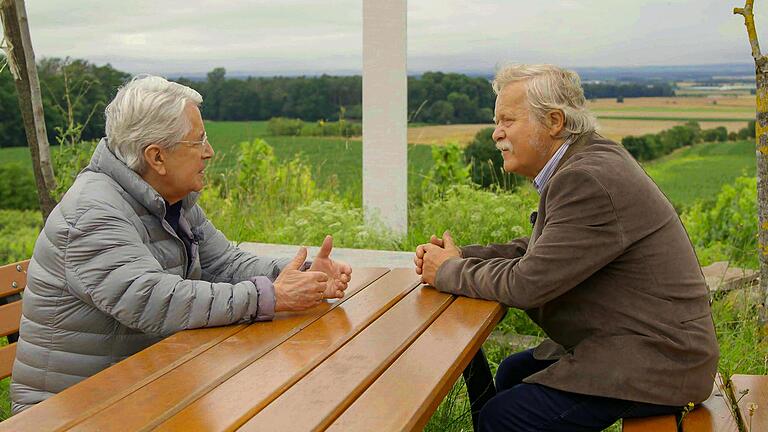 Ewald Ruppert (rechts) erzählt Frank Elstner von seiner Parkinson-Erkrankung: Die Sendung: 'betrifft: Frank Elstner - Mein Leben mit Parkinson' ist am 13. Oktober um 20.12 Uhr im SWR zu sehen und danach in der ARD Mediathek abrufbar. Ewald Ruppert (rechts) erzählt Frank Elstner von seiner Parkinson-Erkrankung: Die Sendung: 'betrifft: Frank Elstner - Mein Leben mit Parkinson' ist am 13. Oktober um 20.12 Uhr im SWR zu sehen und danach in der ARD Mediathek abrufbar.