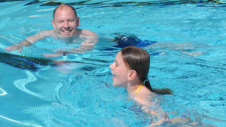Kitzingens Oberbürgermeister Stefan Güntner (links) und seine Tochter Marie sprangen zur Saisoneröffnung ins kühle Nass des Freibads auf der Mondseeinsel. Kitzingens Oberbürgermeister Stefan Güntner (links) und seine Tochter Marie sprangen zur Saisoneröffnung ins kühle Nass des Freibads auf der Mondseeinsel.