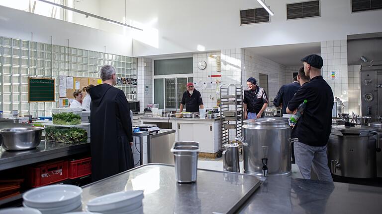 Schulung von Sternekoch Stefan Marquard für das Küchenteam der Klosterküche, das für die Verpflegung von Schülerinnen und Schülern des Egbert-Gymnasiums sowie die des Gästehauses, des Recollectio-Hauses und des Mönchskonvents verantwortlich ist. Schulung von Sternekoch Stefan Marquard für das Küchenteam der Klosterküche, das für die Verpflegung von Schülerinnen und Schülern des Egbert-Gymnasiums sowie die des Gästehauses, des Recollectio-Hauses und des Mönchskonvents verantwortlich ist.