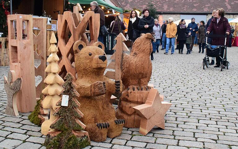 Ein besonders großes Angebot gibt es bei den Christkindles-Werkstätten in Rödelsee. Die Stände sind im Schloss Crailsheim selbst, dessen Hof und Garten aufgebaut. Ein besonders großes Angebot gibt es bei den Christkindles-Werkstätten in Rödelsee. Die Stände sind im Schloss Crailsheim selbst, dessen Hof und Garten aufgebaut.