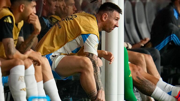 Copa América: Argentinien - Kolumbien - Lionel Messi fasst sich an den geschwollenen verletzten rechten Knöchel. Copa América: Argentinien - Kolumbien - Lionel Messi fasst sich an den geschwollenen verletzten rechten Knöchel.