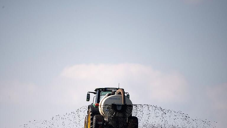 Ein Landwirt düngt - Die größte Belastung des Oberflächen- und Grundwassers gehe von der Landwirtschaft aus, berichtet die EU-Umweltagentur. Ein Landwirt düngt - Die größte Belastung des Oberflächen- und Grundwassers gehe von der Landwirtschaft aus, berichtet die EU-Umweltagentur.