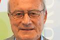 Landrat Eberhard Nuß gratulierte Wolfgang Burgard zum 50. Dienstjubiläum. Er leitete das Medienzentrum des Landkreises vier Jahrzehnte und ist noch heute engagierter Mitarbeiter.