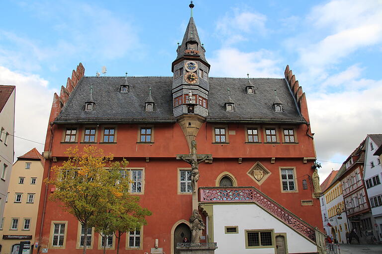 Das Neue Rathaus in Ochsenfurt soll umfassend saniert werden. Das Neue Rathaus in Ochsenfurt soll umfassend saniert werden.