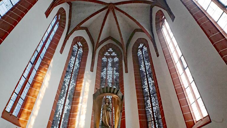 Die Gute Madonna, die "Maria im Grünen Tal" wacht von einer Bronzestele aus über die Gläubigen. Die Gute Madonna, die "Maria im Grünen Tal" wacht von einer Bronzestele aus über die Gläubigen.