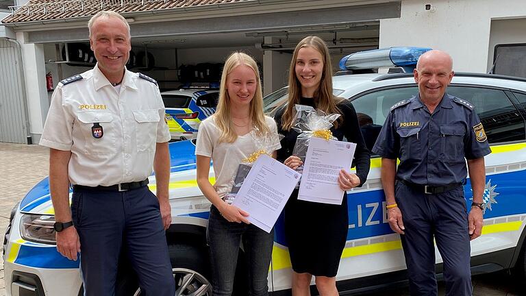 Luisa König und Tabea Roßhirt (Zweite und Dritte von links) halfen der Polizei, ein vermisstes Kind in Willmars zu finden. Dafür bedankten sich Dienststellenleiter Thomas Reubelt (links) und sein Stellvertreter Thomas Pfennig (rechts) von der Polizeiinspektion Mellrichstadt.