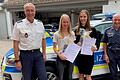 Luisa König und Tabea Roßhirt (Zweite und Dritte von links) halfen der Polizei, ein vermisstes Kind in Willmars zu finden. Dafür bedankten sich Dienststellenleiter Thomas Reubelt (links) und sein Stellvertreter Thomas Pfennig (rechts) von der Polizeiinspektion Mellrichstadt.